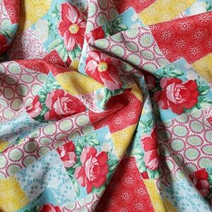 The Pioneer Woman Red and Yellow Table Linens Dining Set